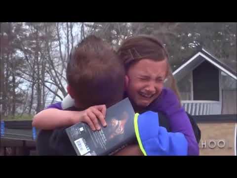 شاهد قبل الحذف كيف كانت ردة فعل الاطفال عند عودة اهلهم من السفر