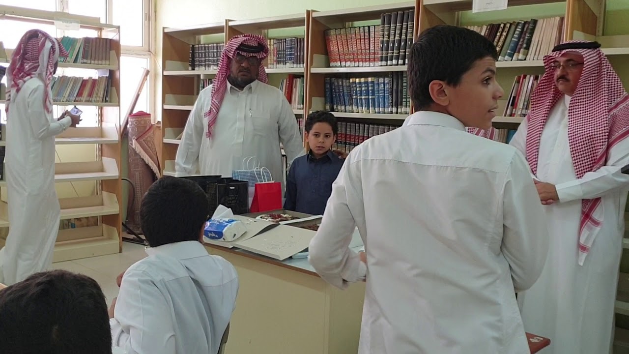 تكريم الطالب عمر لحفظه القرآن الكريم  .