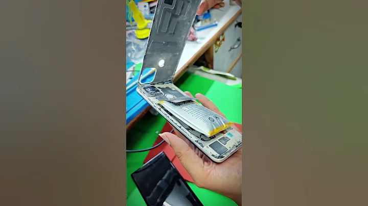 This Could EXPLODE Anytime! 😱🔥 | Swollen Battery Warning ⚠️ #MobileRepair #PhoneSafety #ViralVideo