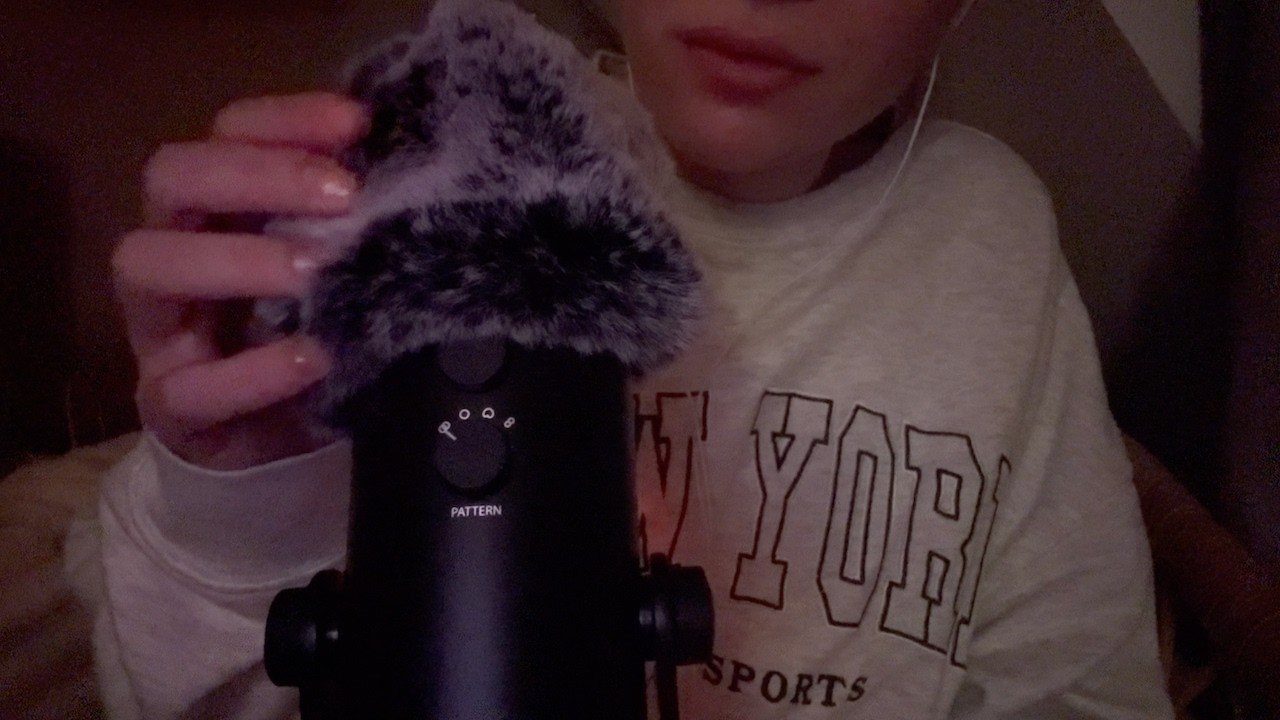 ASMR // Trying mouth sounds + mic scratching 😋🫶🏼 (bare mic, foam ...