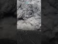 Escaladores huyen de la erupción del Dukono