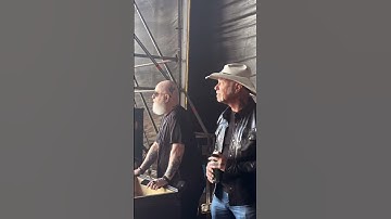 Look what happened behind the scenes of this show, James Hetfield METALLICA #gunsnroses