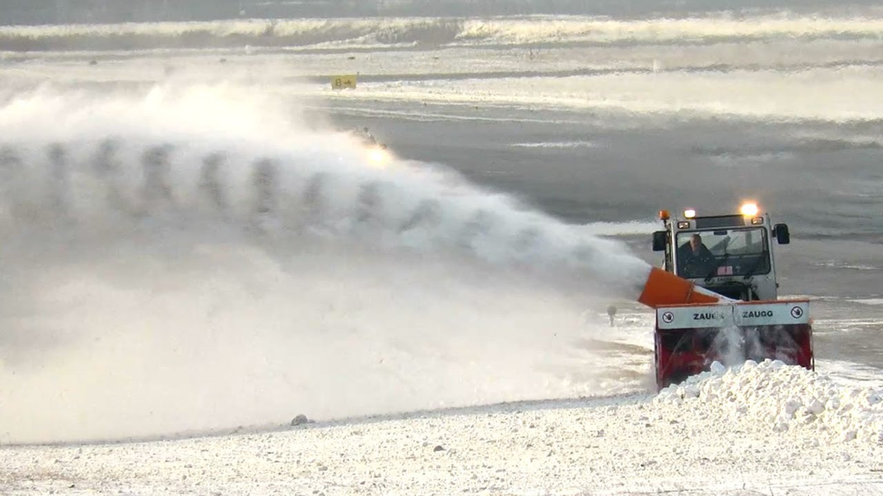 Снегоуборочная машина Фрезерно-роторная в аэропорту - YouTube