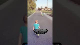 А как у вас проходят прогулки с детьми? 🥰😁 #двойняшки #дети #triplets #прикол #мамаисыночки #baby