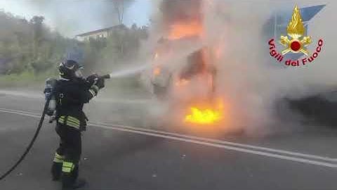 Buguggiate, a fuoco la motrice di un