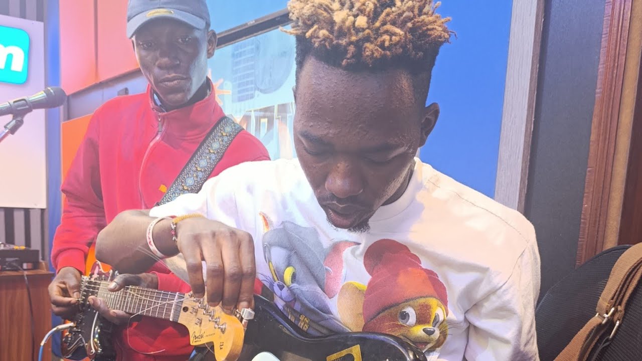 Ututi ft Mbutu kwayo one man guitar and muani boys - YouTube
