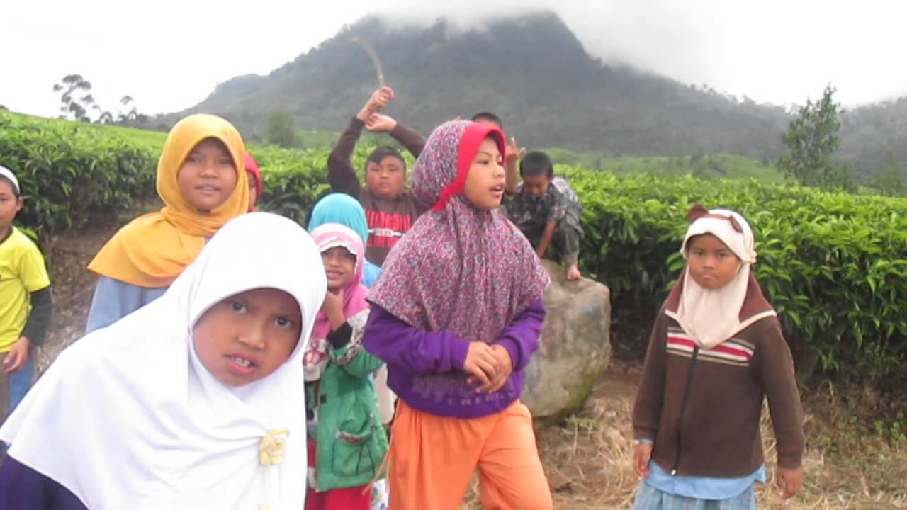 Bermain Bersama AnakAnak Kertasari Ke Kebun Teh YouTube