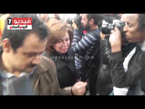 بالفيديو انهيار إلهام شاهين ودلال عبد العزيز أثناء تشييع جثمان ممدوح عبد العليم