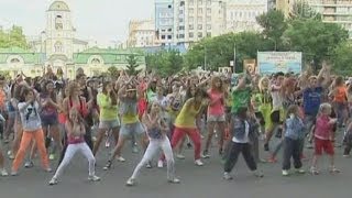 PSY встретили в Москве грандиозным флешмобом (новости)(, 2013-06-07T11:21:57.000Z)