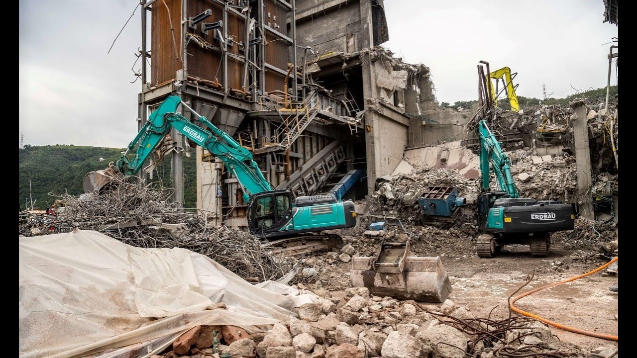 Watch Kobelco SK350LC-10E and SK350NLC-10E breaking down an old waste-to-energy plant!
