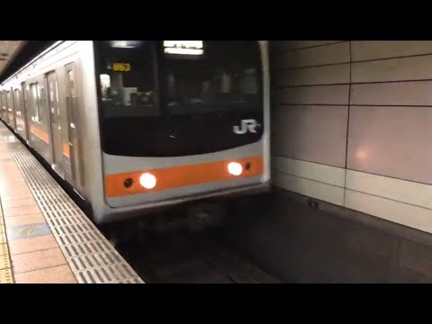 JR武蔵野線の府中本町行きの電車が勢いよく入ってきた(八丁堀駅)／A train bound for JR Musashino line Fuchuhonmachi came in