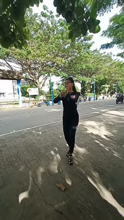 Viral cewek cantik goyang di pinggir jalan