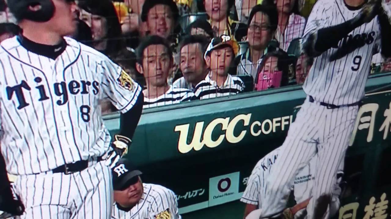 阪神の金本監督 守備妨害の問題でガチギれ 阪神ファンもキレる - YouTube