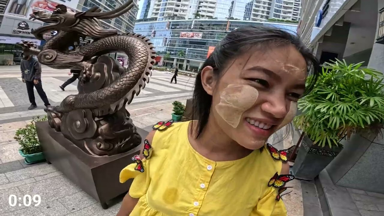 သူစိမ်းတစ်ယောက်ကို ဖက်နိုင်တိုင်း 10,000 ပေးမယ်💸