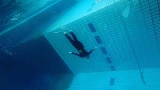 スキンダイバーに憧れる小学生の女の子が潜水プールで練習奮闘中♪ 8yrs old Super Kids Skin diving super Swimmer