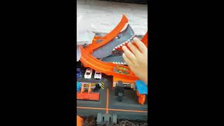 Hot Wheels City Ultimate Garage Tower Shark Loop Racetrack with TwinkleNStar