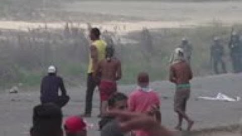 Protesters and Venezuela guardsmen clash at border