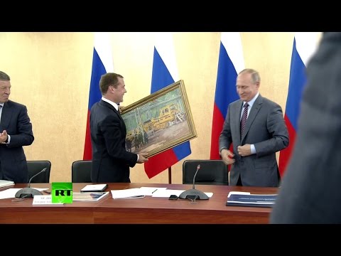 Путин подарил Медведеву картину «В цеху»