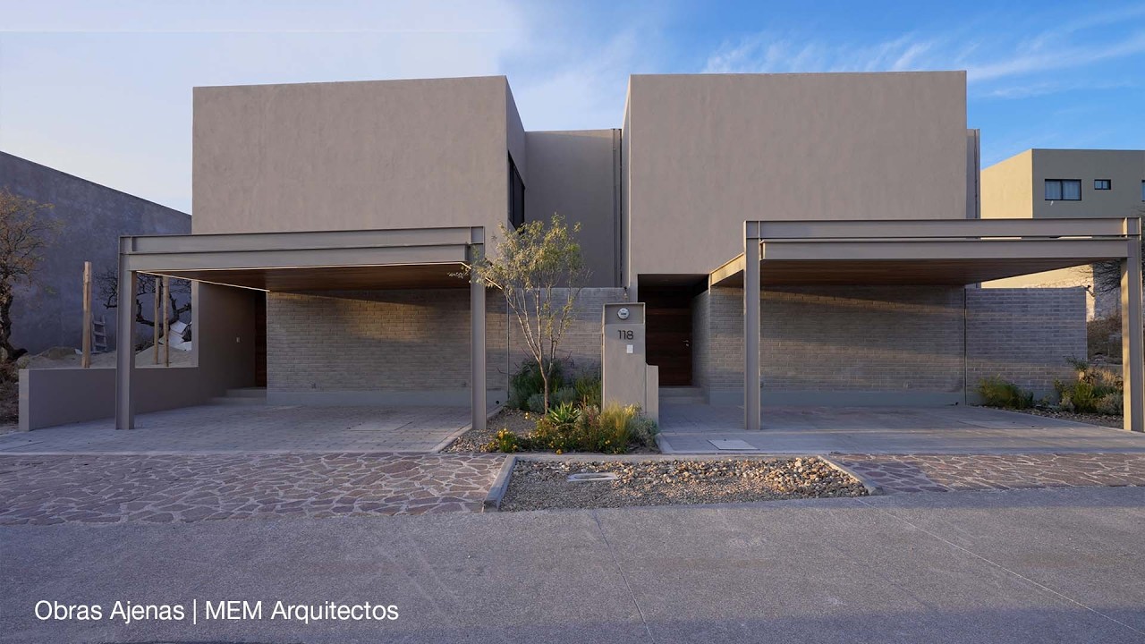 CASA con Elegante FACHADA CERRADA para PRIVACIDAD| Obras Ajenas | MEM Arquitectos