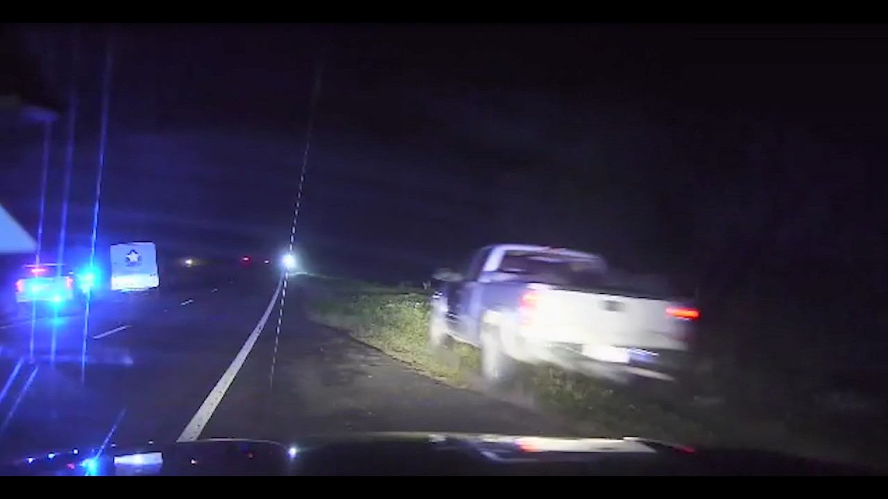 Полиция расследует смертельное ДТП с оставлением места происшествия. И тут врывается грузовик.