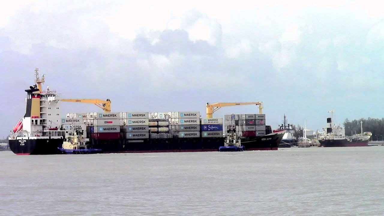 Container Ship making its 360 Degree turn - YouTube