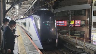 284.神田駅を通過するE353系特急かいじ57号