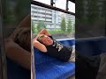 電車で寝る男、寝方が個性的すぎるｗ 😂
