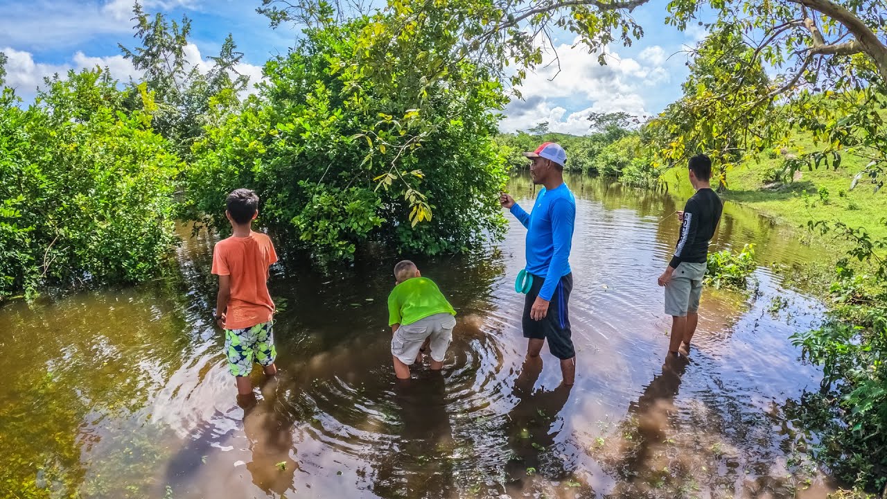 Pescando en el rio totalmente desbordado muchos PECES Y COCINA