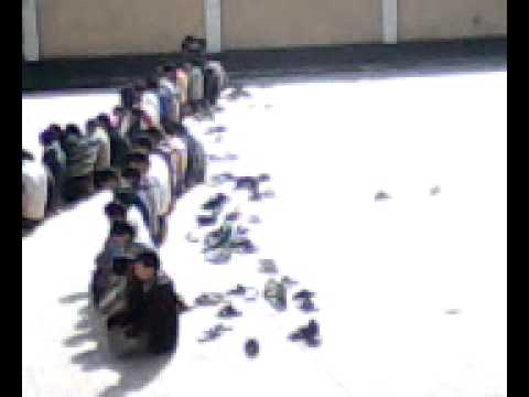 طلاب مدرسة شحاتة خفاجي يؤدونالصلاة بالملعب 3