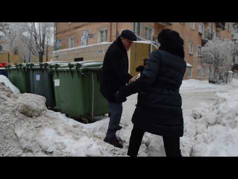 Губернатор Игорь Васильев взбирается на сугробы