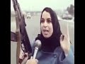 مواطنة كويتية تحمل سلاحها لمقاومة الغزو العراقي الغاشم