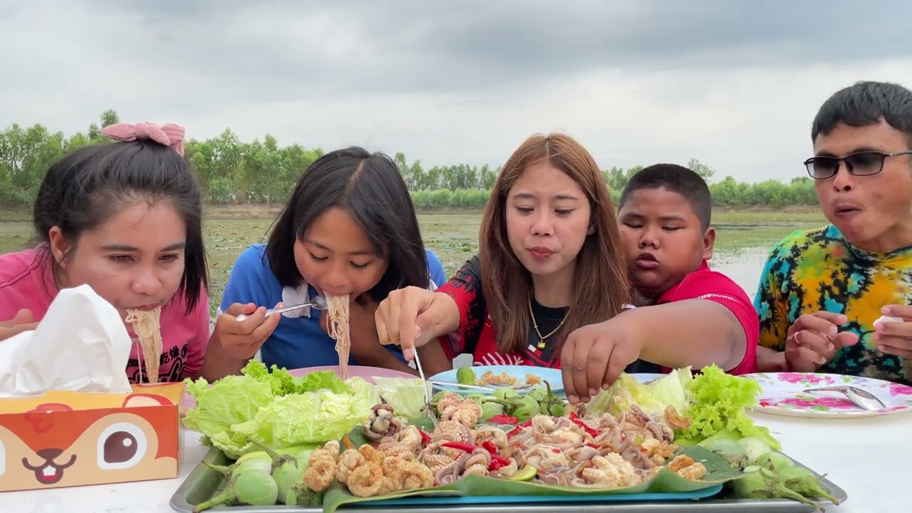 ตำซั่วปลาหมึก เเซ่บๆนัวๆน้ำปลาร้าเเกล้มผักกรอบๆ บรรยากาศดี๊ดี