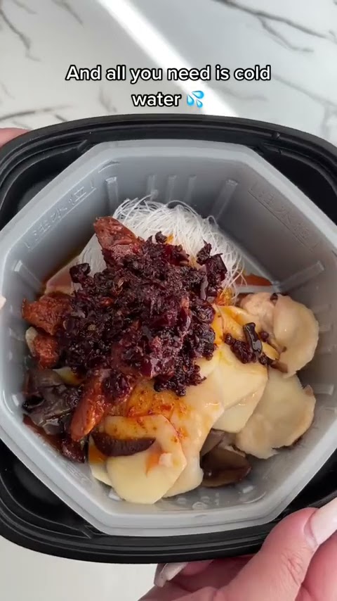 Let’s try the viral self-heating hot pot 🥘🥵🔥