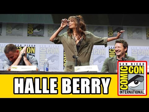 Video: Halle Berry (50), In 'n Kort Jumpsuit By Comic Con