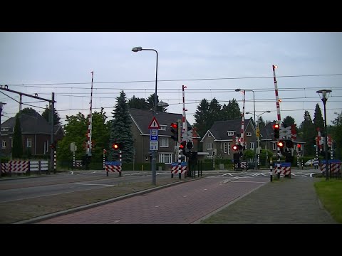 Spoorwegovergang Meerssen // Dutch railroad crossing