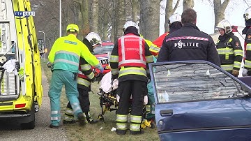 Automobiliste gewond na botsing tegen boom in De Krim