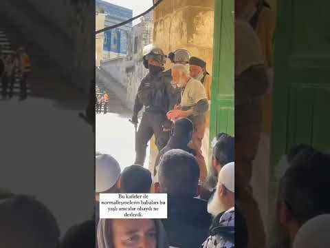 من أكثر الفيديوهات يلي أثرت فينا اليوم ضرب المسنين عند أحد أبواب المسجد الأقصى