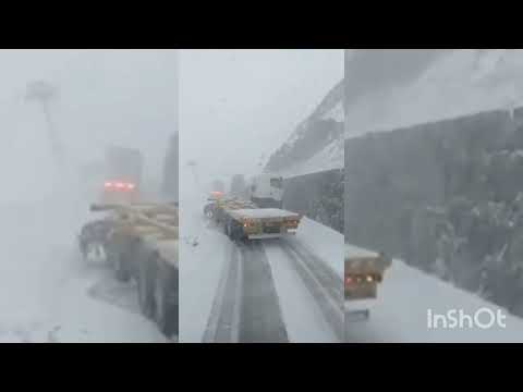 Caminhoneiros brasileiros presos em nevasca na cordilheira dos Andes na Argentina.