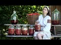 La femme vit dans le village faire du vin de cerise traditionnel  boisson authentique dukraine