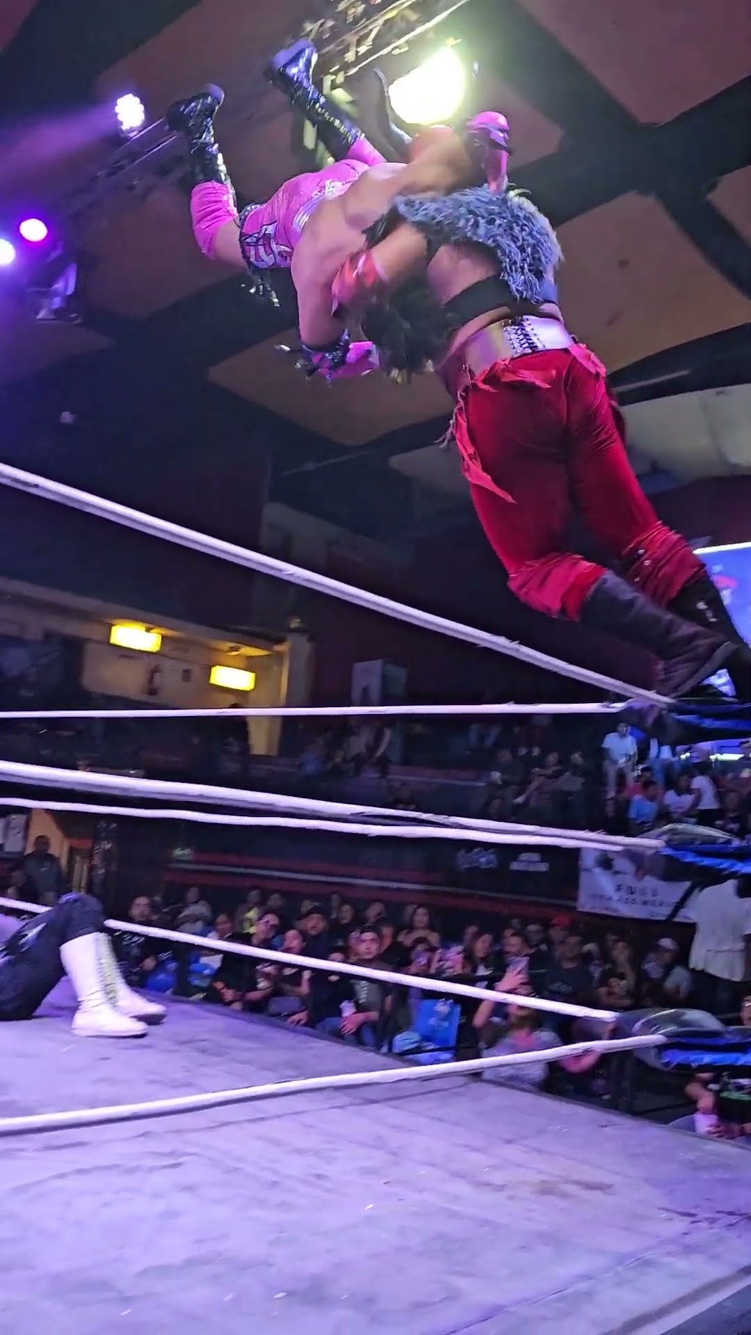 Belcegor sobre Noicy Boy en la Arena Naucalpan