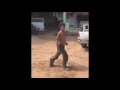 Um humilde fã de Michael Jackson dando um show de dança