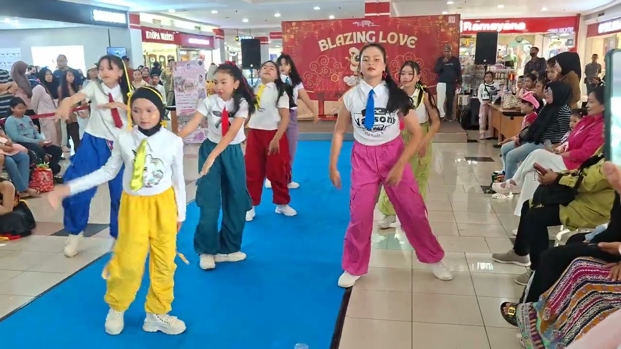 Danse ke 2 sayang di buang  di Mall cijantung bersama teman