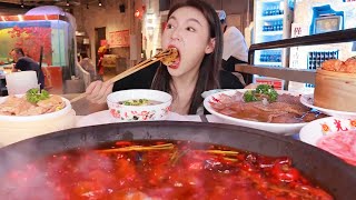 [ENG SUB]满满一盆辣椒的重庆老火锅，第一次吃火锅开涮前先整个包子～ 【张喜喜】