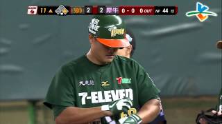 20131030 CPBL 獅vs犀牛 11上 又是高國慶！！面對偏高的球還是一棒掃到右外野，形成安打