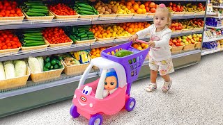 Alice e Baby Doll fazendo compras no supermercado.