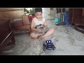 Cún mở hộp robot chó, món quà mẹ tặng dịp sinh nhật
