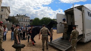 Mind Blowing:Kings Guard Horse Defies All Odds and Refuses to Get in the Horsebox at Horse Guards!