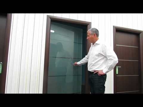 Видео: Стикер за врата (31 снимки): опции за дизайн за входа на банята и тоалетната, модели на винилови изображения за стъклени интериорни и входни модели