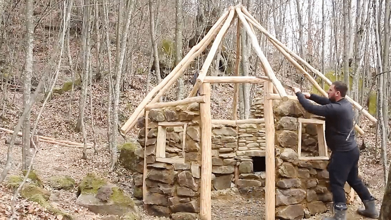 Build a Complete Round House with a Pointed Roof - Solo Bushcraft