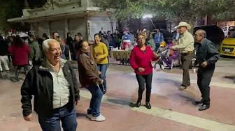 Plaza de Armas Sábado. de baile. Cabalgando con ella